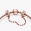 Charm mit Safety Chain und klarem Pavé, 14 Karat Roségold-Beschichtung Charm mit Safety Chain und klarem Pavé, 14 Karat Roségold-Beschichtung
