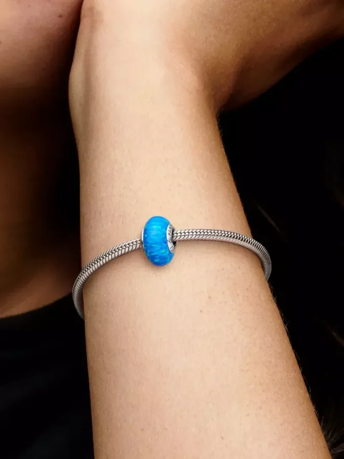 Charm „Opalescent Ocean Deep Blue“ aus Sterlingsilber Charm „Opalescent Ocean Deep Blue“ aus Sterlingsilber
