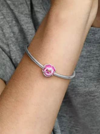 Charm „Rosa Stiefmütterchenblüte“ aus Sterlingsilber