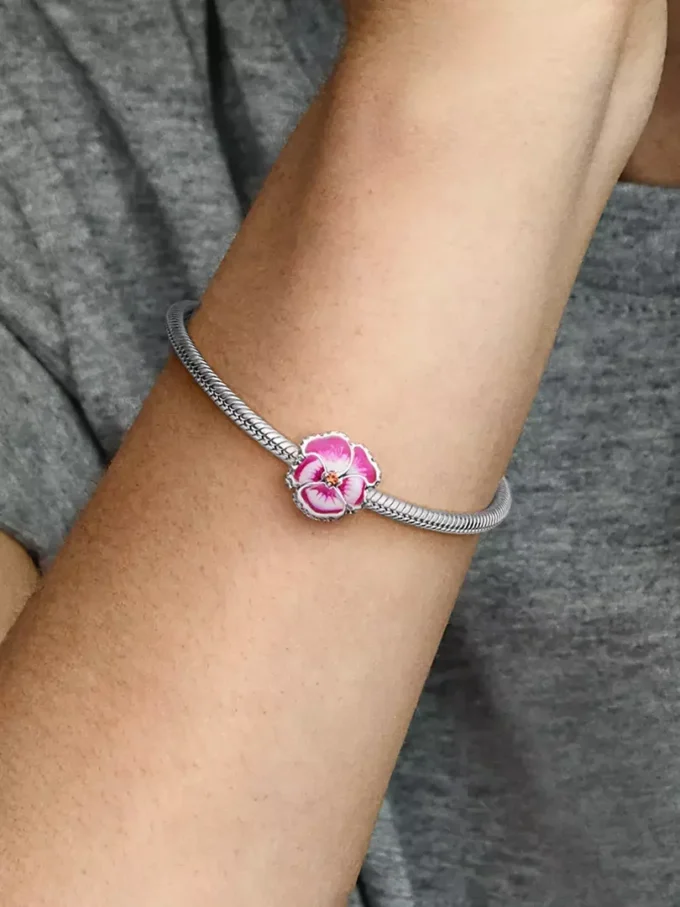 Charm „Rosa Stiefmütterchenblüte“ aus Sterlingsilber Charm „Rosa Stiefmütterchenblüte“ aus Sterlingsilber