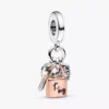 Zweifarbiger Dangle Charm mit Schlüssel, Vorhängeschloss und Herz aus Sterlingsilber, 14 Karat Roségold-Beschichtung Zweifarbiger Dangle Charm mit Schlüssel, Vorhängeschloss und Herz aus Sterlingsilber, 14 Karat Roségold-Beschichtung