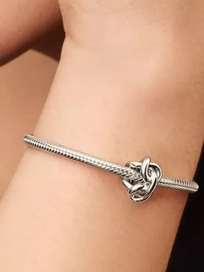 Charm „Unendlichkeitsknoten“ aus Sterlingsilber Charm „Unendlichkeitsknoten“ aus Sterlingsilber