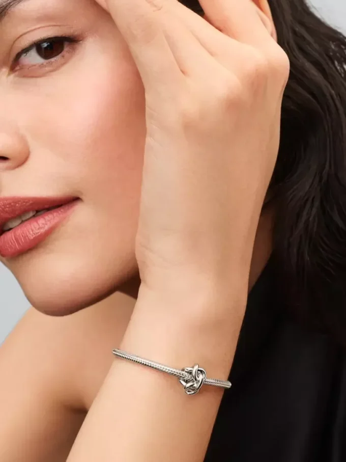 Charm „Unendlichkeitsknoten“ aus Sterlingsilber Charm „Unendlichkeitsknoten“ aus Sterlingsilber