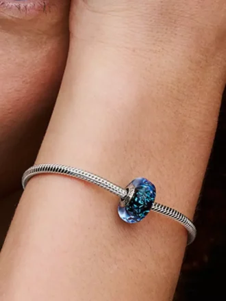 Charm „Wavy Dark Blue Murano Glass Ocean“ aus Sterlingsilber Charm „Wavy Dark Blue Murano Glass Ocean“ aus Sterlingsilber