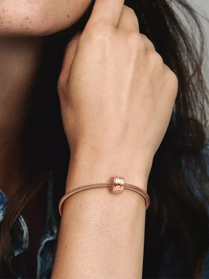 Clip Charm „Band of Hearts“ mit 14-karätiger Roségoldbeschichtung Clip Charm „Band of Hearts“ mit 14-karätiger Roségoldbeschichtung