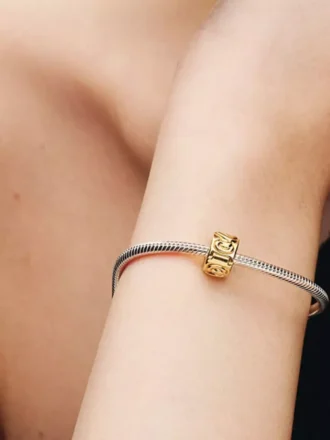 Clip Charm mit geknoteten Herzen, 14 Karat vergoldet