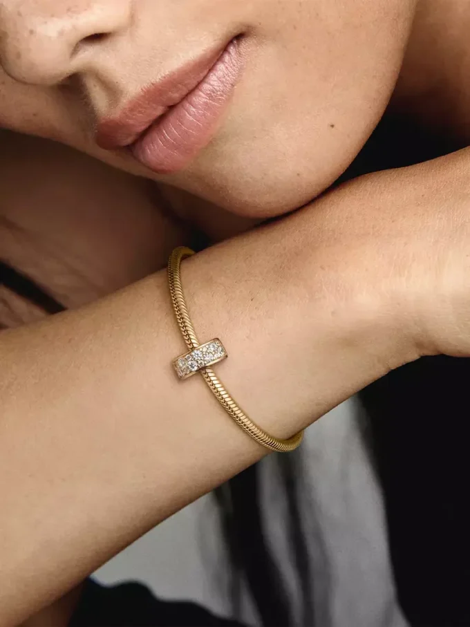 Clip Charm mit klarem Pavé, 14-karätig vergoldet Clip Charm mit klarem Pavé, 14-karätig vergoldet