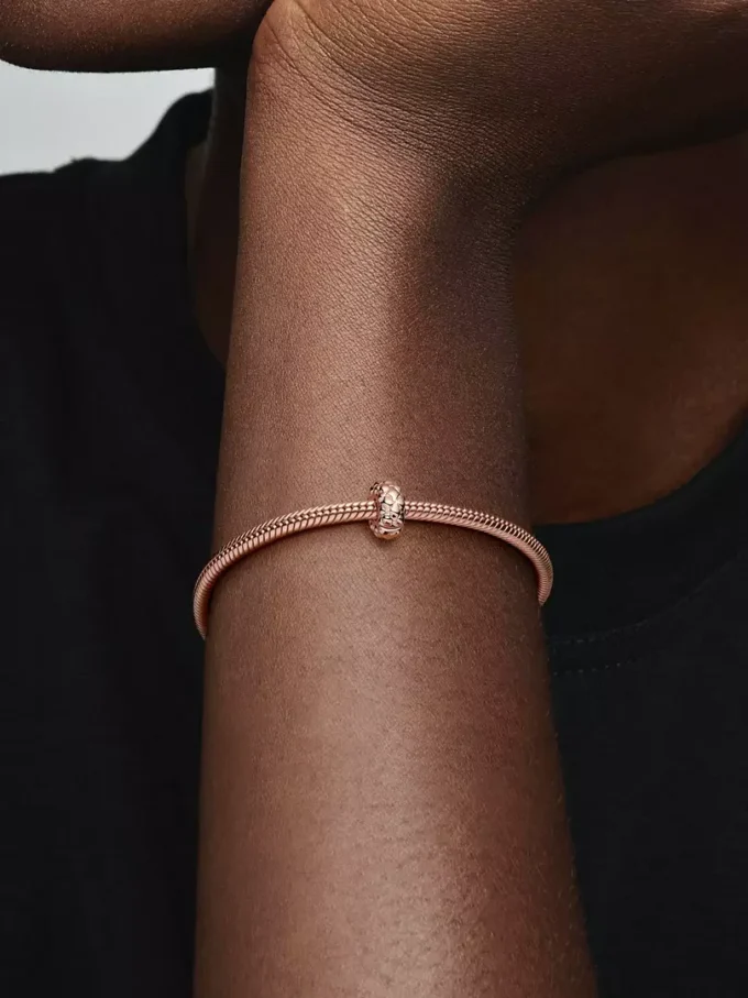 Clip Charm mit Nieten, 14 Karat Roségold-Beschichtung Clip Charm mit Nieten, 14 Karat Roségold-Beschichtung