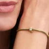 Clip Charm mit Steinen und Emaille, 14-karätig vergoldet Clip Charm mit Steinen und Emaille, 14-karätig vergoldet