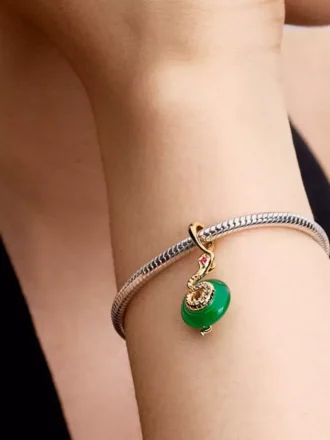 Dangle Charm aus grünem Murano Glass in Schlangenform, 14-karätig vergoldet