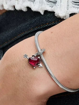 Dangle Charm aus Murano Glass mit rotem Herz und Pfeil, Sterlingsilber