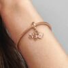 Dangle Charm mit Flugzeug, Globus und Koffer – 14 Karat Roségold-Beschichtung Dangle Charm mit Flugzeug, Globus und Koffer – 14 Karat Roségold-Beschichtung