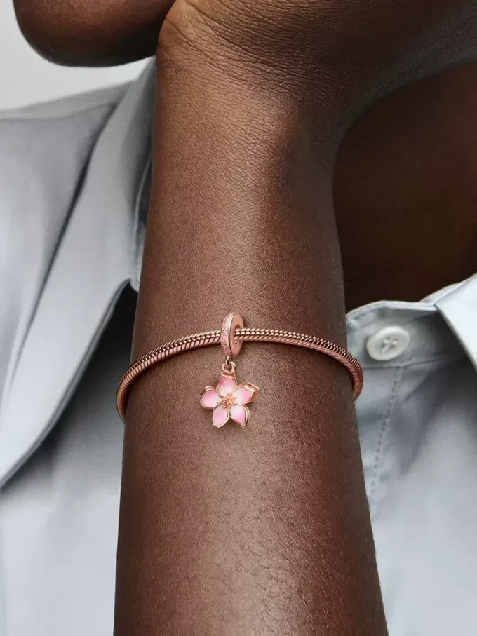 Dangle Charm mit Kirschblütenmotiv, 14 Karat Roségold-Beschichtung Dangle Charm mit Kirschblütenmotiv, 14 Karat Roségold-Beschichtung