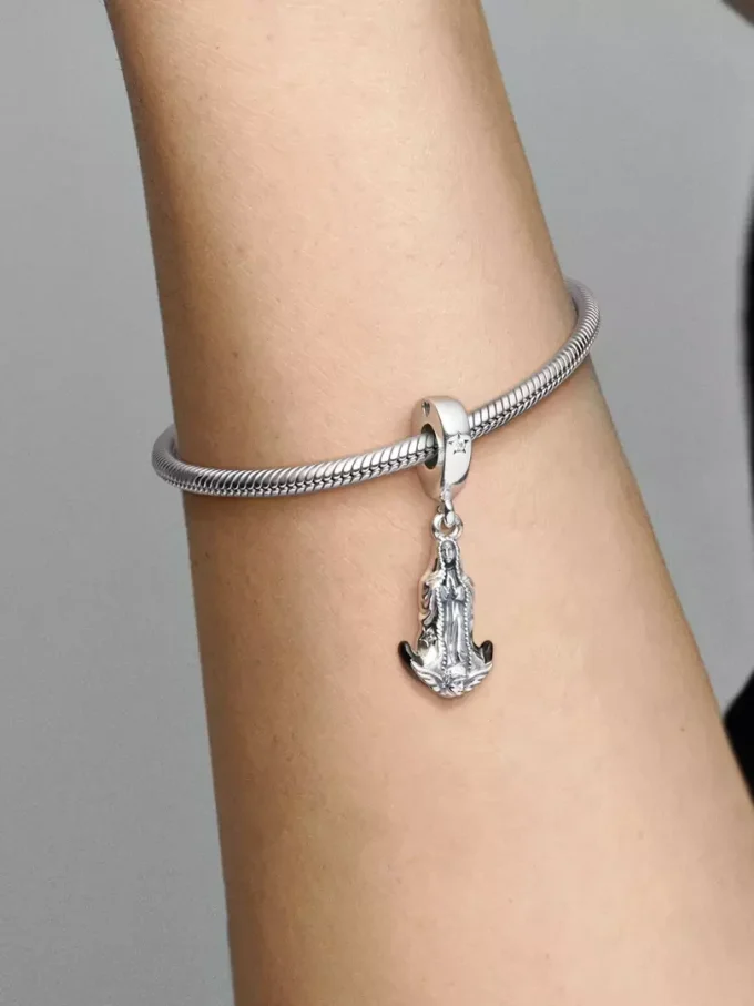 Dangle Charm mit Motiv der Jungfrau von Guadalupe aus Sterlingsilber Dangle Charm mit Motiv der Jungfrau von Guadalupe aus Sterlingsilber