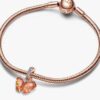 Dangle Charm mit rosa-gelbem Murano Glass-Schmetterling – 14 Karat Roségold-Beschichtung Dangle Charm mit rosa-gelbem Murano Glass-Schmetterling – 14 Karat Roségold-Beschichtung