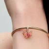 Dangle Charm mit Schmetterling aus rosa und gelbem Murano Glass, 14 Karat Roségold-Beschichtung Dangle Charm mit Schmetterling aus rosa und gelbem Murano Glass, 14 Karat Roségold-Beschichtung