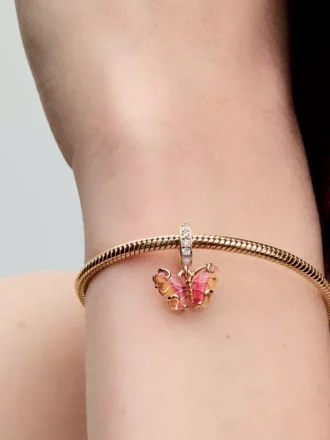 Dangle Charm mit Schmetterling aus rosa und gelbem Murano Glass, 14 Karat Roségold-Beschichtung Dangle Charm mit Schmetterling aus rosa und gelbem Murano Glass, 14 Karat Roségold-Beschichtung