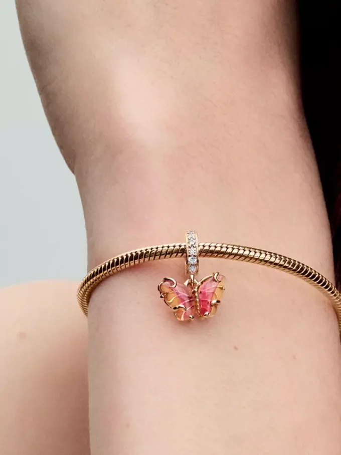 Dangle Charm mit Schmetterling aus rosa und gelbem Murano Glass, 14 Karat Roségold-Beschichtung Dangle Charm mit Schmetterling aus rosa und gelbem Murano Glass, 14 Karat Roségold-Beschichtung