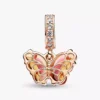 Dangle Charm mit Schmetterling aus rosa und gelbem Murano Glass, 14 Karat Roségold-Beschichtung Dangle Charm mit Schmetterling aus rosa und gelbem Murano Glass, 14 Karat Roségold-Beschichtung