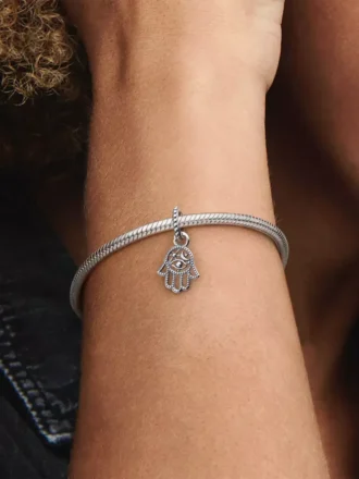 Dangle Charm mit schützender Hamsa-Hand aus Sterlingsilber Dangle Charm mit schützender Hamsa-Hand aus Sterlingsilber