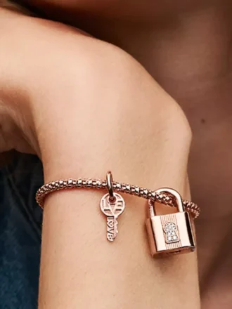 Dangle Charm mit Vorhängeschloss und Schlüssel, 14 Karat Roségold-Beschichtung Dangle Charm mit Vorhängeschloss und Schlüssel, 14 Karat Roségold-Beschichtung