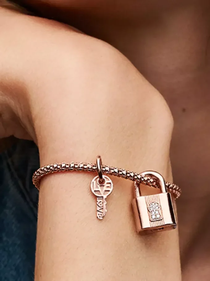 Dangle Charm mit Vorhängeschloss und Schlüssel, 14 Karat Roségold-Beschichtung Dangle Charm mit Vorhängeschloss und Schlüssel, 14 Karat Roségold-Beschichtung