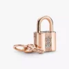 Dangle Charm mit Vorhängeschloss und Schlüssel, 14 Karat Roségold-Beschichtung Dangle Charm mit Vorhängeschloss und Schlüssel, 14 Karat Roségold-Beschichtung