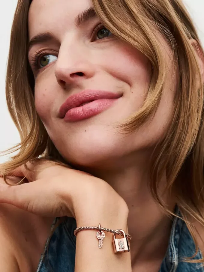 Dangle Charm mit Vorhängeschloss und Schlüssel, 14 Karat Roségold-Beschichtung Dangle Charm mit Vorhängeschloss und Schlüssel, 14 Karat Roségold-Beschichtung