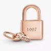 Dangle Charm mit Vorhängeschloss und Schlüssel, 14 Karat Roségold-Beschichtung Dangle Charm mit Vorhängeschloss und Schlüssel, 14 Karat Roségold-Beschichtung