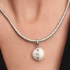 Dangle Charm „Mom“ mit behandelter Süßwasser-Barockperle, Sterlingsilber Dangle Charm „Mom“ mit behandelter Süßwasser-Barockperle, Sterlingsilber