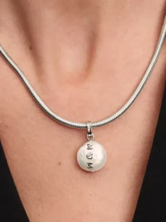 Dangle Charm „Mom“ mit behandelter Süßwasser-Barockperle, Sterlingsilber