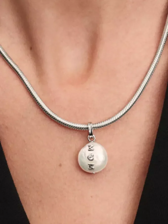 Dangle Charm „Mom“ mit behandelter Süßwasser-Barockperle, Sterlingsilber Dangle Charm „Mom“ mit behandelter Süßwasser-Barockperle, Sterlingsilber