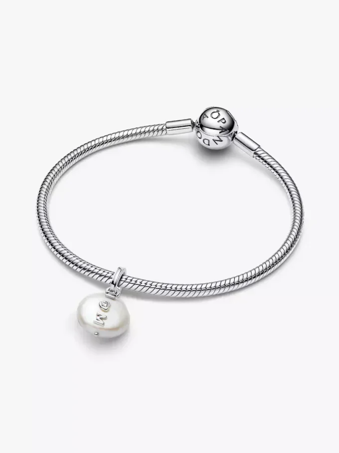 Dangle Charm „Mom“ mit behandelter Süßwasser-Barockperle, Sterlingsilber Dangle Charm „Mom“ mit behandelter Süßwasser-Barockperle, Sterlingsilber