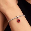 Dangle Charm „Red Flower“ aus Sterlingsilber Dangle Charm „Red Flower“ aus Sterlingsilber