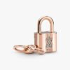 Dangle Charm „Vorhängeschloss & Schlüssel“ – 14 Karat Roségold-Beschichtung Dangle Charm „Vorhängeschloss & Schlüssel“ – 14 Karat Roségold-Beschichtung