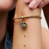 Disney Cinderella’s Carriage & Heart Dangle Charm – 14 Karat vergoldet Disney Cinderella’s Carriage & Heart Dangle Charm – 14 Karat vergoldet