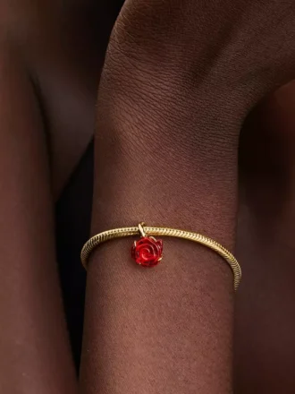 Disney „Die Schöne und das Biest“ – Dangle Charm mit verzauberter Rose, 14-karätig vergoldet