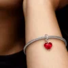 Disney Mickey & Minnie Mouse Kiss Dangle Charm aus rotem Murano Glass, Sterlingsilber Disney Mickey & Minnie Mouse Kiss Dangle Charm aus rotem Murano Glass, Sterlingsilber