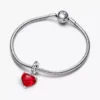 Disney Mickey & Minnie Mouse Kiss Dangle Charm aus rotem Murano Glass, Sterlingsilber Disney Mickey & Minnie Mouse Kiss Dangle Charm aus rotem Murano Glass, Sterlingsilber