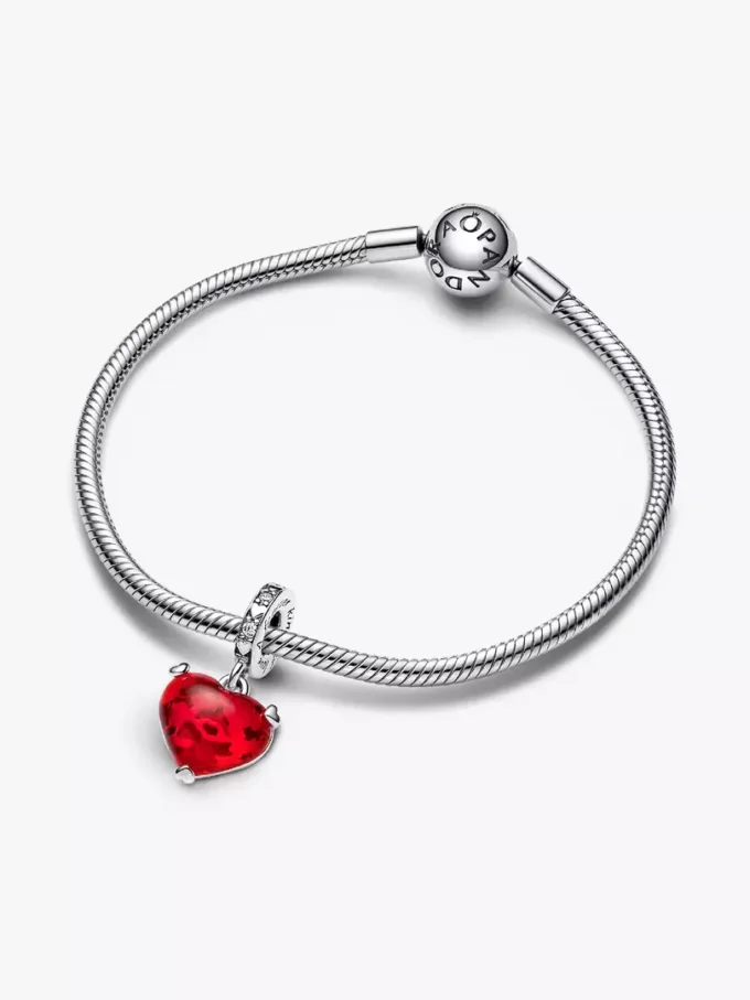 Disney Mickey & Minnie Mouse Kiss Dangle Charm aus rotem Murano Glass, Sterlingsilber Disney Mickey & Minnie Mouse Kiss Dangle Charm aus rotem Murano Glass, Sterlingsilber
