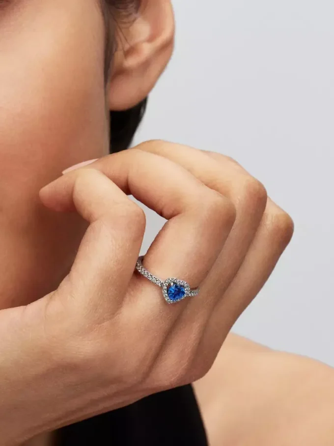 Edler Ring mit herzförmigem Anhänger in Prinzessblau aus Sterlingsilber