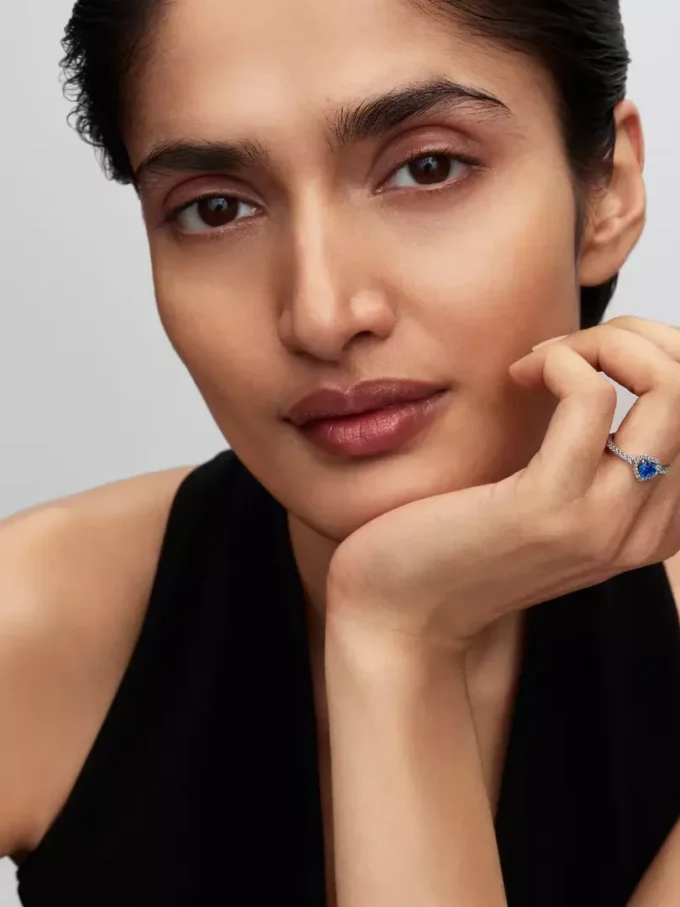 Edler Ring mit herzförmigem Anhänger in Prinzessblau aus Sterlingsilber