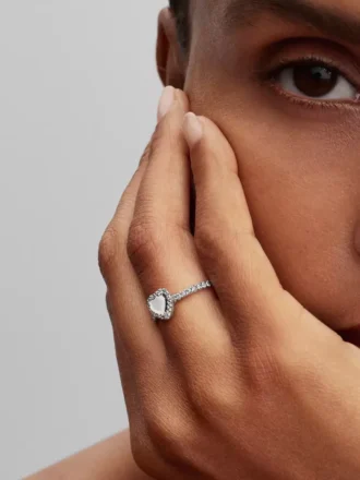 Elevated White Heart Ring aus Sterlingsilber