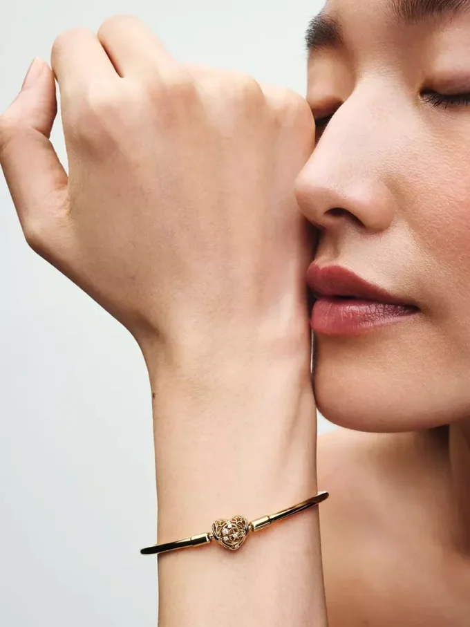 Endgültiger Verkauf – Bangle mit himmlischem Herzverschluss, 14-karätig vergoldet Endgültiger Verkauf – Bangle mit himmlischem Herzverschluss, 14-karätig vergoldet