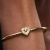 Endgültiger Verkauf – Bangle mit strahlendem Herzverschluss, 14-karätig vergoldet Endgültiger Verkauf – Bangle mit strahlendem Herzverschluss, 14-karätig vergoldet