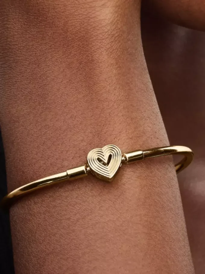 Endgültiger Verkauf – Bangle mit strahlendem Herzverschluss, 14-karätig vergoldet Endgültiger Verkauf – Bangle mit strahlendem Herzverschluss, 14-karätig vergoldet