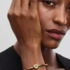 Endgültiger Verkauf – Bangle mit strahlendem Herzverschluss, 14-karätig vergoldet Endgültiger Verkauf – Bangle mit strahlendem Herzverschluss, 14-karätig vergoldet