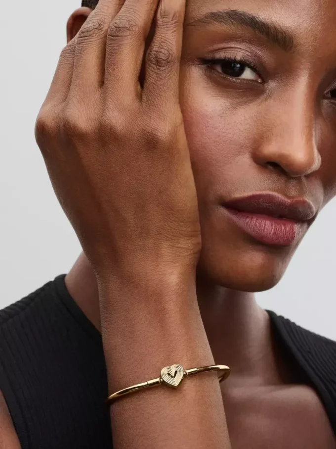 Endgültiger Verkauf – Bangle mit strahlendem Herzverschluss, 14-karätig vergoldet Endgültiger Verkauf – Bangle mit strahlendem Herzverschluss, 14-karätig vergoldet