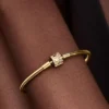Endgültiger Verkauf – funkelnder Bangle mit Fassverschluss, 14-karätig vergoldet Endgültiger Verkauf – funkelnder Bangle mit Fassverschluss, 14-karätig vergoldet