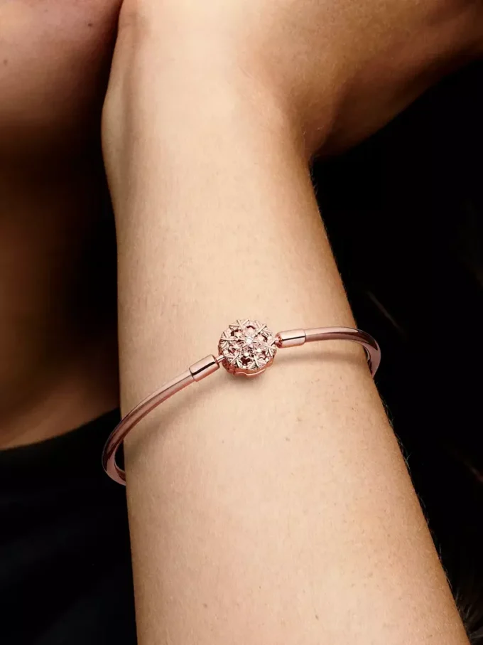 Endgültiger Verkauf – Pandora Moments Bangle mit funkelndem Schneeflockenverschluss, 14 Karat Roségold-Beschichtung